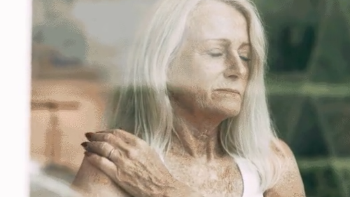 a woman feeling pain on her shoulder